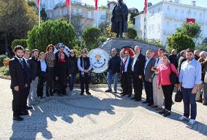 CUMHURİYET BAYRAMIMIZ SEBEBİ İLE GERÇEKLEŞTİRİLEN ÇELENK SUNMA TÖRENİ